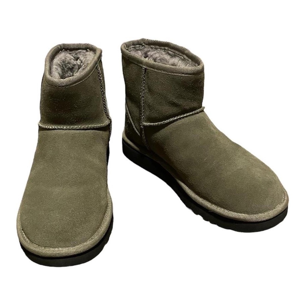 Uggs classic side logo boots in burnt olive!!